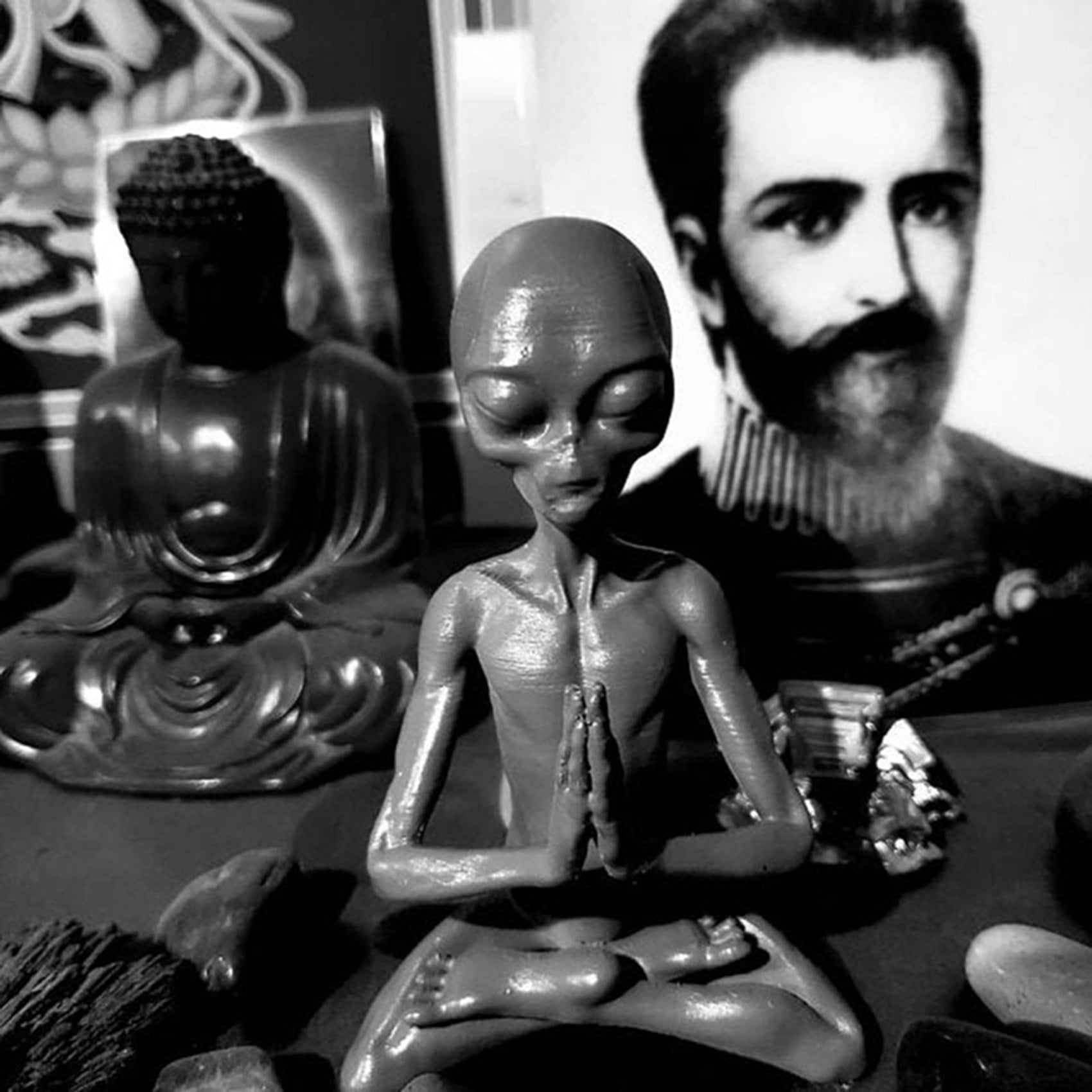Witchcraft Meditation Alien Statue Mini Resin Ornament Alien Garden Home Office Yard Art Decor for Indoor Outdoor