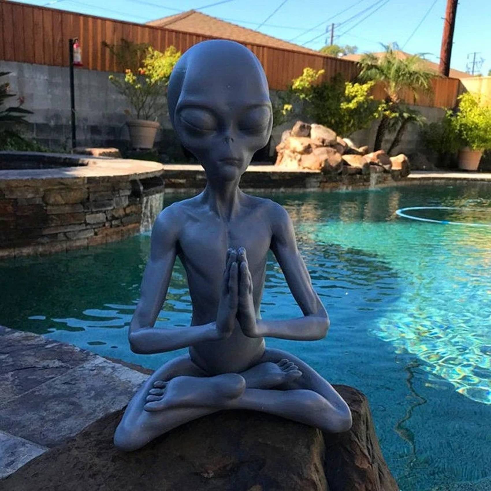 Witchcraft Meditation Alien Statue Mini Resin Ornament Alien Garden Home Office Yard Art Decor for Indoor Outdoor