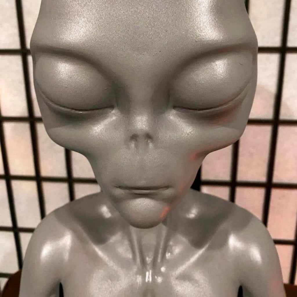 Witchcraft Meditation Alien Statue Mini Resin Ornament Alien Garden Home Office Yard Art Decor for Indoor Outdoor