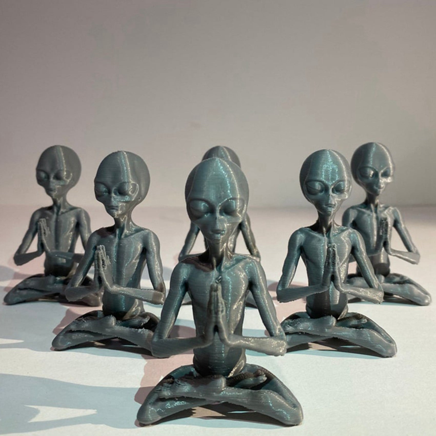 Witchcraft Meditation Alien Statue Mini Resin Ornament Alien Garden Home Office Yard Art Decor for Indoor Outdoor